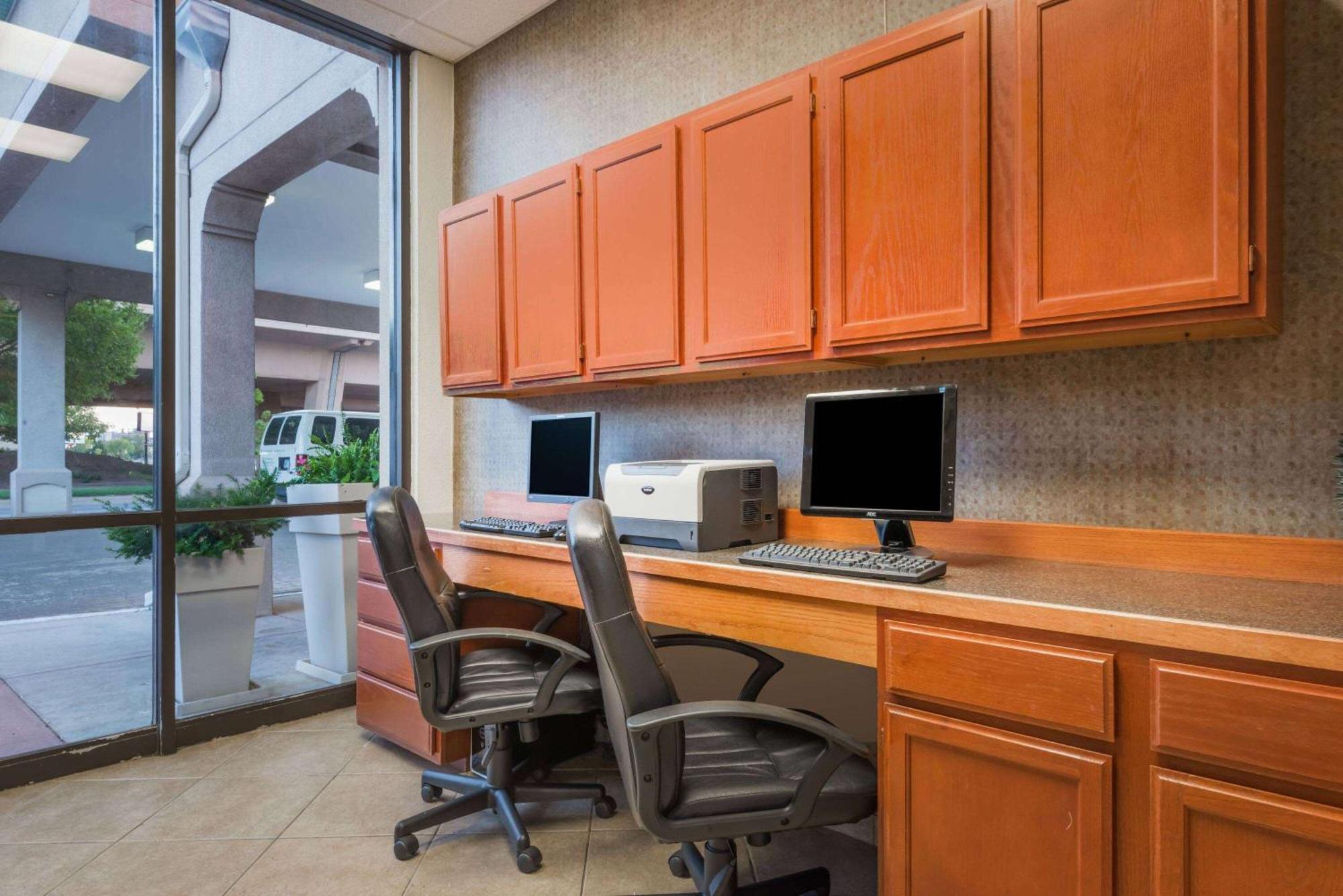 Wyndham Garden Wichita Downtown Hotel Eksteriør billede
