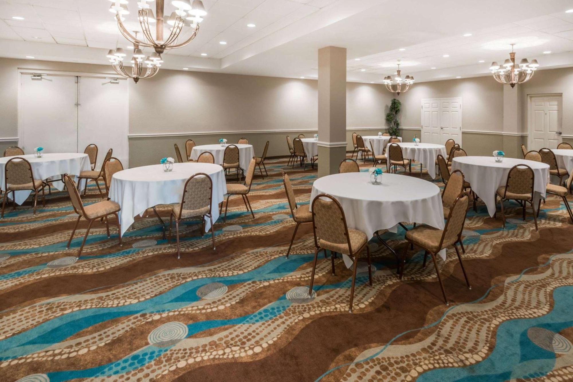 Wyndham Garden Wichita Downtown Hotel Eksteriør billede