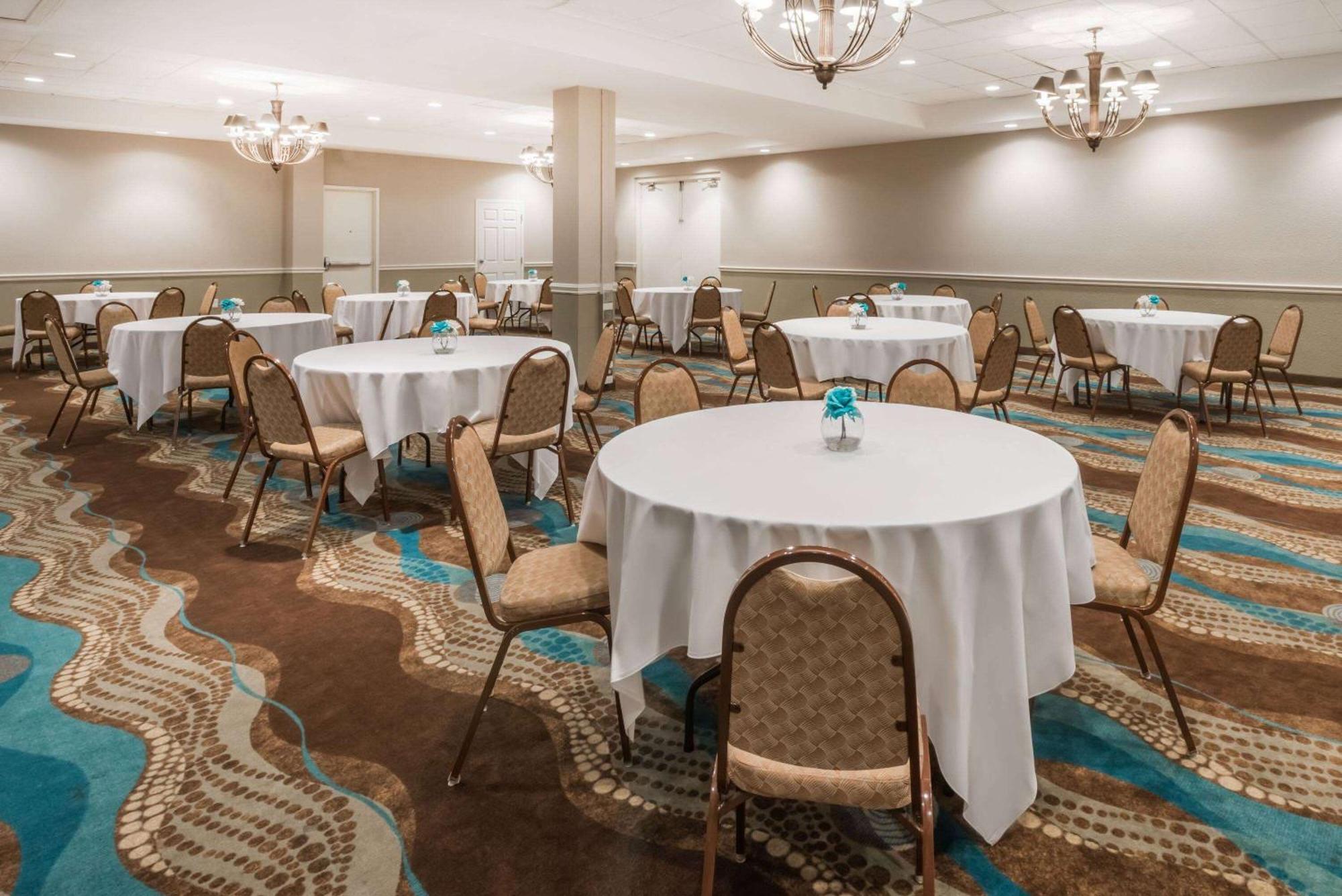 Wyndham Garden Wichita Downtown Hotel Eksteriør billede
